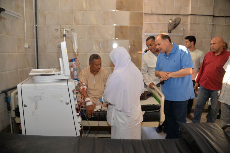 ”محافظ اسيوط” يتفقد سير العمل بمستشفى الحميات ووحدة  الكلى الصناعى بقرية الشامية بساحل سليم