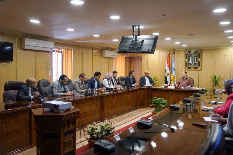 ”محافظ أسيوط يلتقى أعضاء المبادرة الوطنية لتطوير الصناعة المصرية ويعلن تقديم كافة الدعم  للمبادرة وجذب أستثمارات جديدة