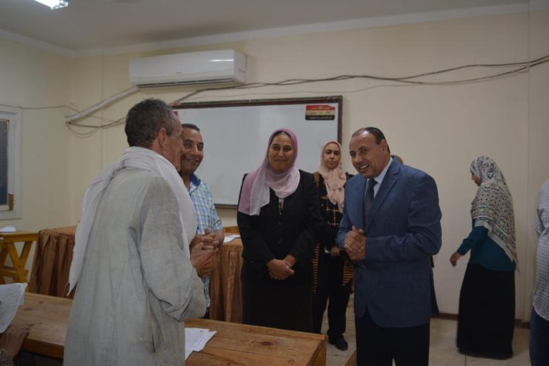 نائب رئيس جامعة الأزهر للوجه القبلى يتفقد إمتحانات محو الأمية بكلية التجارة بنات أسيوط