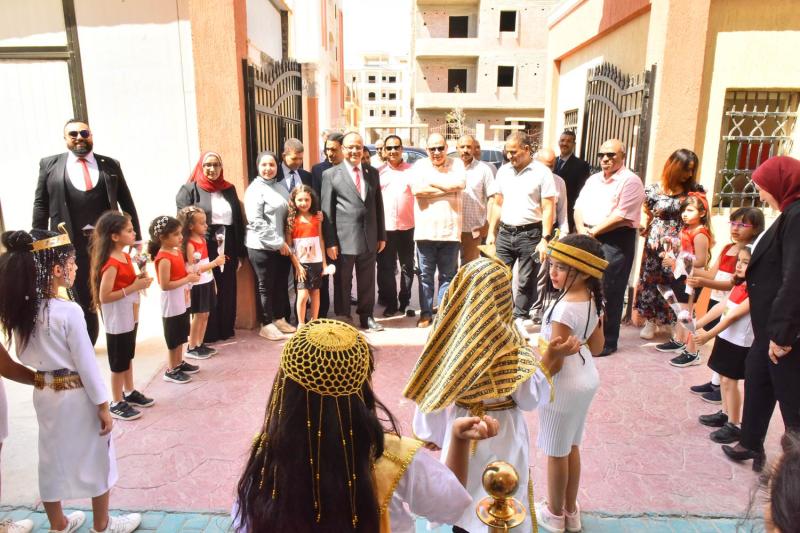 ”محافظ أسيوط” تفقد سير الدراسة بمدرسة النيل المصرية الدولية بأسيوط الجديدة