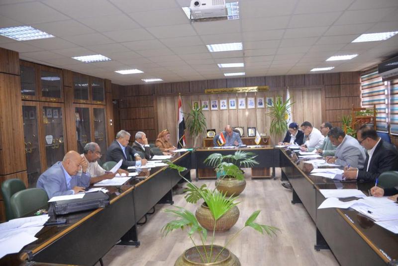”رئيس جامعة أسيوط،” يستعرض تقريرا حول أجتماع مجلس أدارة الأسكان الأدارى بالجامعة