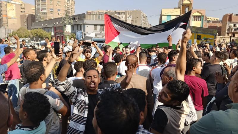 مظاهرات حاشدة بميدان المجذوب بأسيوط لتأييد قرارات السيسى  ودعم الشعب الفلسطينى