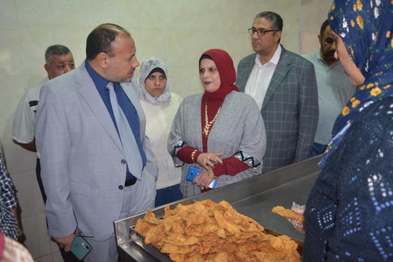 نائب رئيس جامعة الأزهر للوجه القبلى يتفقد المطعم المركزى بالمدينة الجامعية للطالبات