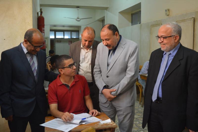 نائب رئيس جامعة الأزهر للوجه القبلى يتفقد امتحانات الفرقة النهائية بكلية طب الأزهر أسيوط