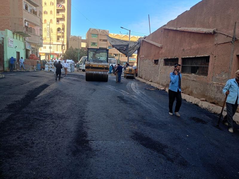 ”محافظ أسيوط” يؤكد أستمرار أعمال رصف شوارع مدينة منفلوط ضمن الخطة الأستثمارية 2023- 2024