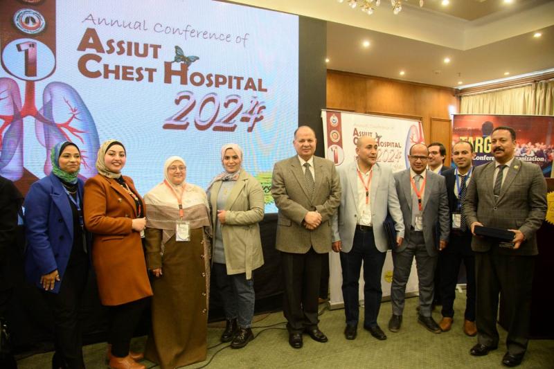 محافظ أسيوط يشهد ااجلسة الأفتتاحية للمؤتمر العلمى السنوى الأول لمستشفى الصدر ويكرم الأطباء المتميزين