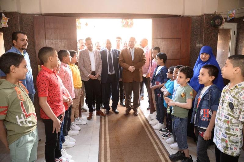 ”محافظ أسيوط ” يزور دور الأيتام لمشاركة الأطفال فرحتهم بعيد الفطر المبارك