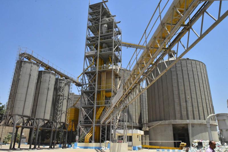 ”محافظ أسيوط” يؤكد أنتظام عملية توريد القمح وتوريد 19 الفا و 565 طن قمح للصوامع  والشون