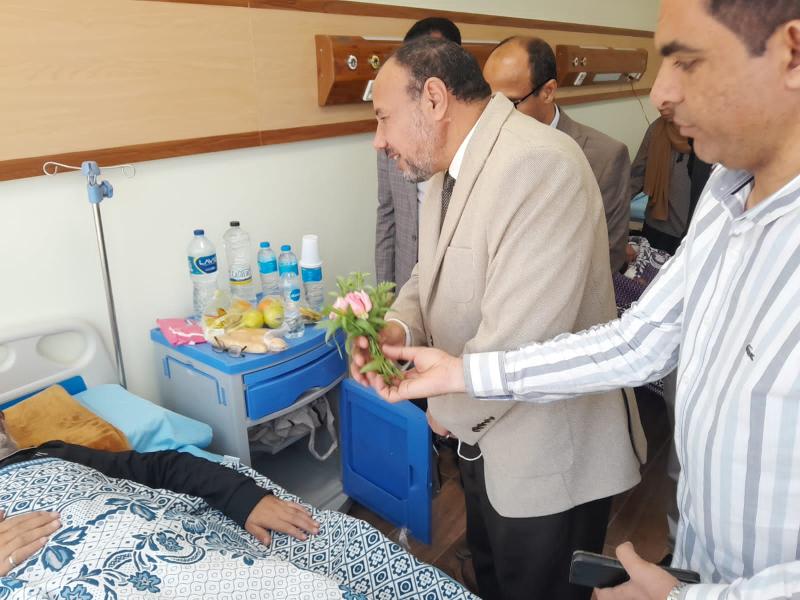 نائب رئيس جامعة الأزهر للوجه القبلى يستقبل عددا من مصابى قطلع غزة لتلقيهم العلاج بالمستشفى الجامعى لطب الأزهر