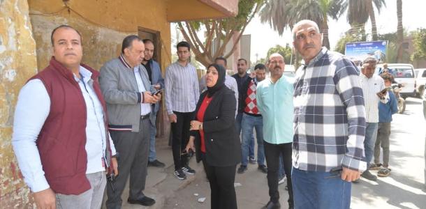 خلال جولة مفاجئة محافظ أسيوط يوجه بتطوير مدخل قرية بني زيد الأكراد وأبنوب الرئيسي بالمشابك ويكلف الري بإزالة المخلفات ونواتج تطهير الترع