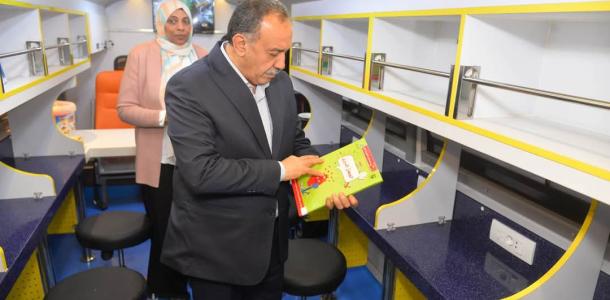 بتكلفة 6 مليون جنيه محافظ أسيوط يتفقد وصول المكتبة المتنقلة التابعة لصندوق مكتبات مصر العامة لنشر الوعي الثقافي والمعرفي بجميع أنحاء المحافظة