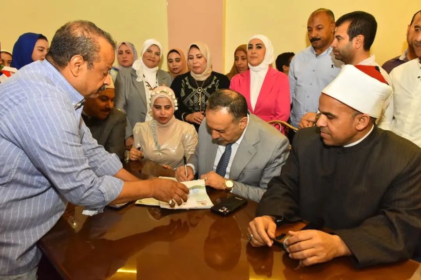 محافظ أسيوط يشهد حفل عقد قران عروسين من دور الأيتام ويوقع كوكيل للعروس ويؤكد دعمه المستمر لرعاية الأيتام