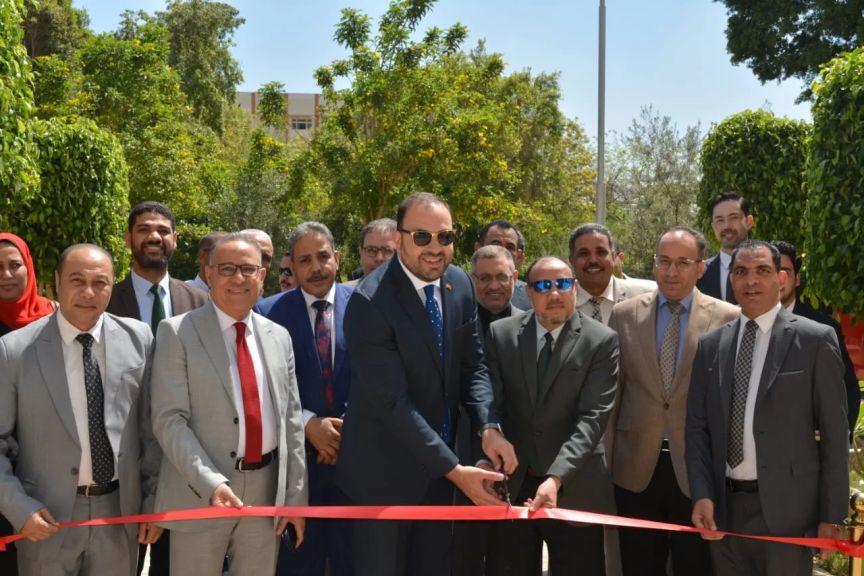 نائب رئيس جامعة الأزهر للوجه القبلي و المفوض للشئون الإعلامية والثقافية بالسفارة الأمريكية يفتتحان مركز تعليم اللغة الإنجليزية بفرع اسيوط ”