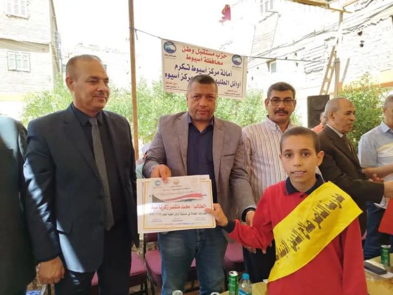 قيادات مستقبل وطن  بمركز اسيوط يكرمون  مدرسة الناصر صلاح الدين الابتدائية بموشا