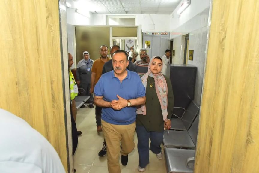 محافظ أسيوط يتفقد مستشفى الرمد بحي شرق ويلتقي بعض المرضى للاطمئنان على الخدمات المقدمة لهم