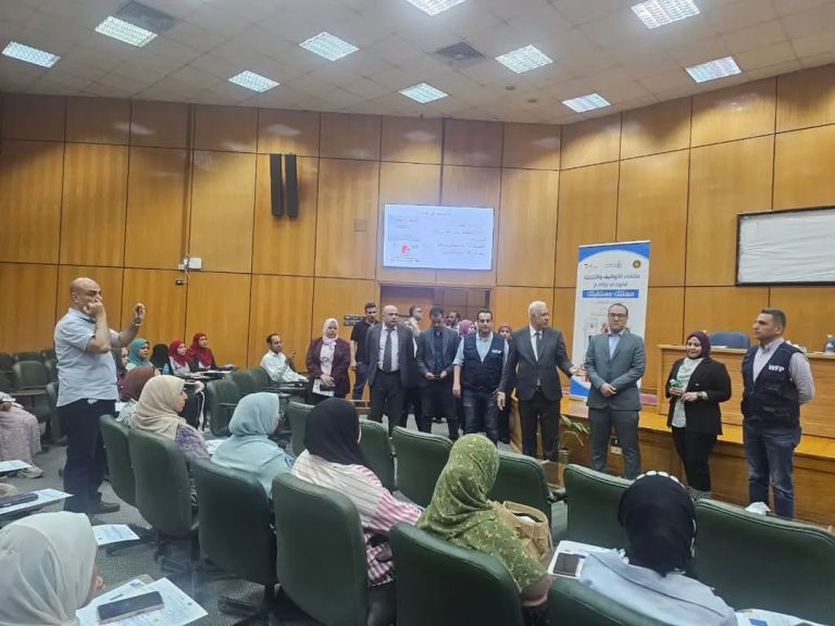 بمشاركة 13 شركة وفرت 460 فرصة عمل محافظ أسيوط يوفد نائبه لحضور فعاليات ملتقى توظيف خريجي برنامج التدريب المشترك بين وزارة العمل وبرنامج الأغذية العالمي