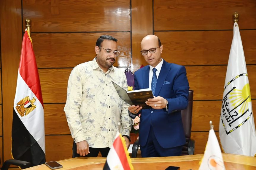 الدكتور المنشاوي يتسلّم رسالة ماجستير للباحث محمود عجمي حول التربية الإعلامية ويشيد بأهمية الموضوع في ظل تحديات الإعلام الرقمي