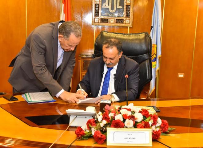 محافظ أسيوط يعتمد نتيجة امتحانات الفصل الدراسي الثاني للشهادة الإعدادية بنسبة نجاح 78.89% للعامة و76.80% للمهنية