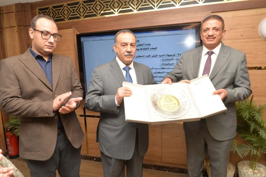 محافظ أسيوط يكرم السكرتير العام للمحافظة تقديرًا لجهوده وعطائه في دعم العمل التنفيذي