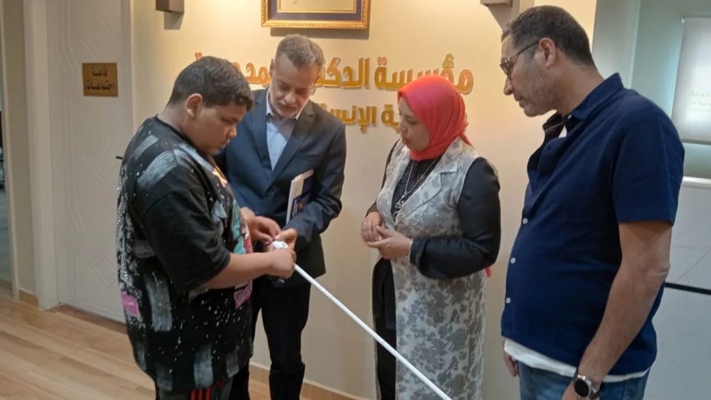 محافظ أسيوط يعلن تسليم ”عصا كفيف ” للطالب ” محمد ” بمدرسة النور للمكفوفين مهداة من مؤسسة الدكتور أحمد جمعة للتنمية الانسانية