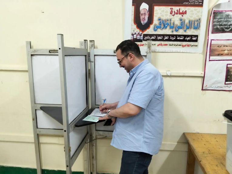 امين اول بحزب مستقبل وطن بأسيوط يدلى بصوته في انتخابات مجلس الشيوخ