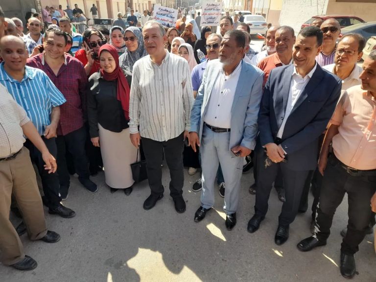 اليوم الثانى ..إقبال كبير من مديرى الإدارات التعليمية والمعلمين بأسيوط على لجان انتخابات مجلس الشيوخ بالقرى والمراكز