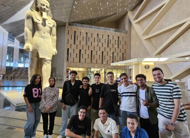 طلاب جامعة أسيوط الأهلية في زيارة ثقافية للمتحف المصري الكبير والمتحف القومي للحضارة بالقاهرة