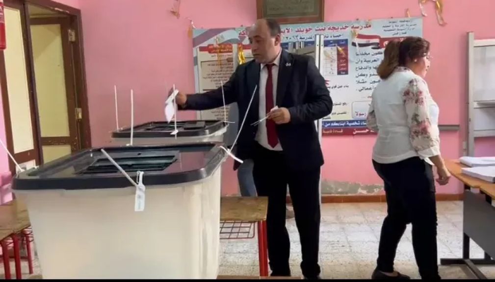 أمين تنظيم حزب العدل المركزى والمرشح على القائمة الوطنية يدلى بصوته فى انتخابات مجلس النواب بمسقط رأسه بأسيوط