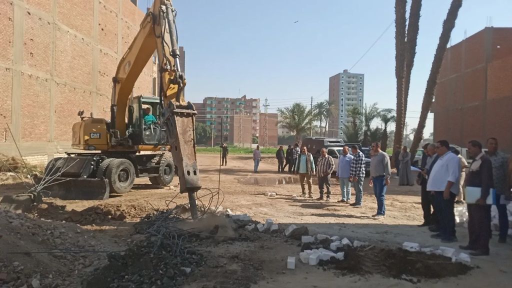 ” محافظ أسيوط ” أسترداد 264 فدانا و 1722 متر مربع خلال تنفيذ 61 قرار إزالة ضمن المرحلة الثالثة من الموجة 27