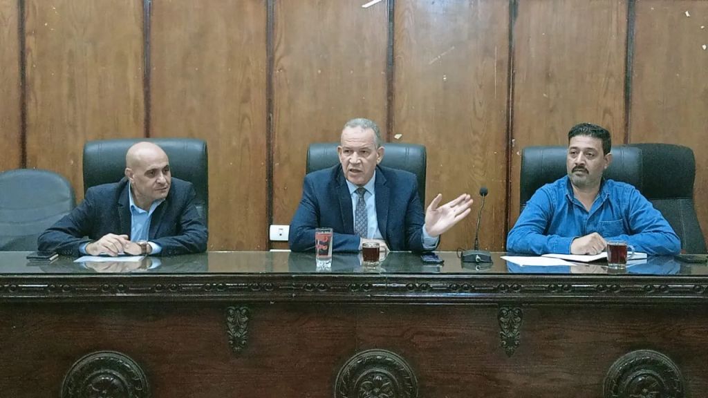 وكيل وزارة التعليم بأسيوط يناقش خطوات تفعيل الوحدات الانتاجية بالمدارس الصناعية والزراعية لزيادة الايرادات وتعظيم الاستفادة من الامكانات