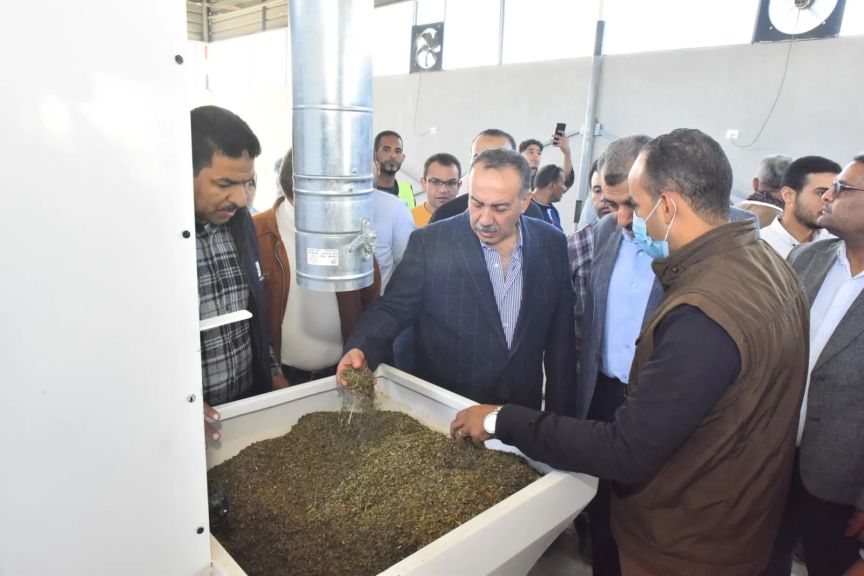 محافظ أسيوط يتفقد وحدة تجهيز النباتات العطرية والطبية بأبنوب لدعم التصدير وتعزيز الاقتصاد المحلي