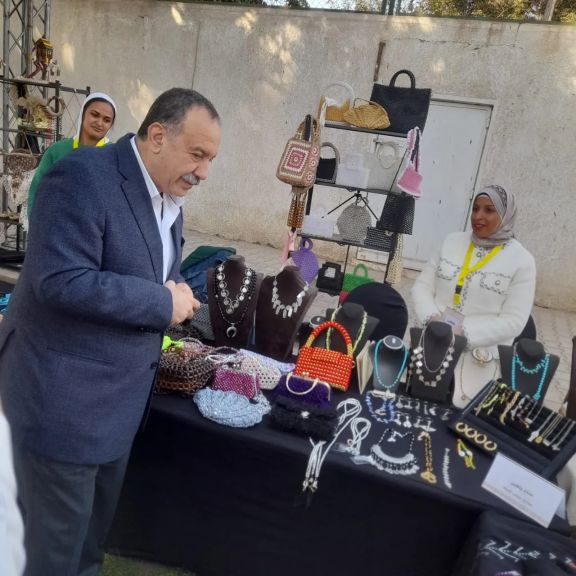 ضمن المبادرة الرئاسية ”،مراكب النجاة” محافظ أسيوط يتفقد معرض الحرف اليدوية المصرية بنادى الجزيرة فرصنا حرفتك مركب نجاتك