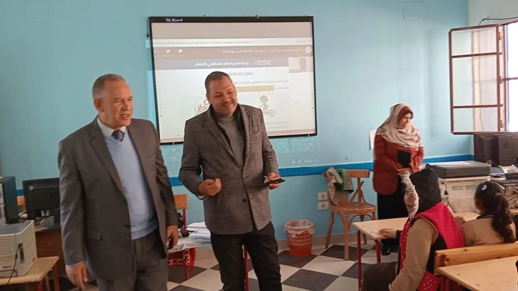 خلال تفقده 4 مدارس بأبوتيج ..مدير تعليم أسيوط يشارك طلاب الابتدائى ورشة عمل عن ذكاء اصطناعى ويكرم أخصائية تطوير