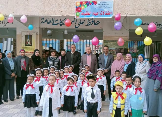 مدير تعليم أسيوط يشهد حفل اعياد الطفولة وتكريم المتميزين بمدرسة الحرية الرسمية للغات ”فرنساوى ” بحى شرق