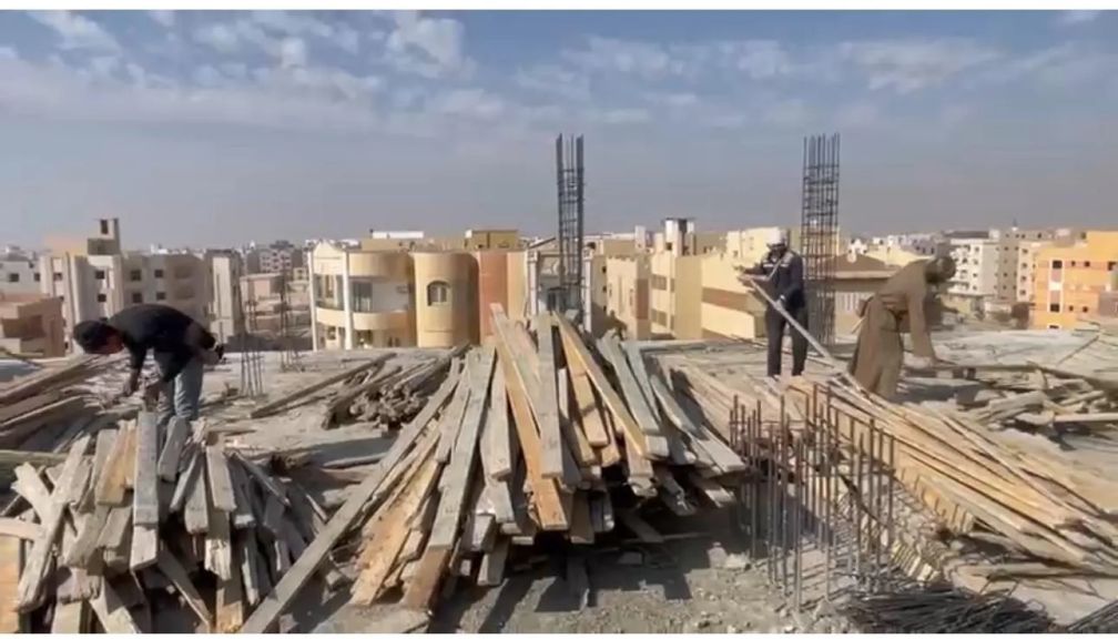 إزالة شدة خشبية لبناء مخالف وضبط سيارات نقل تعمل بدون تشميع في حملة مكبرة بأسيوط الجديدة