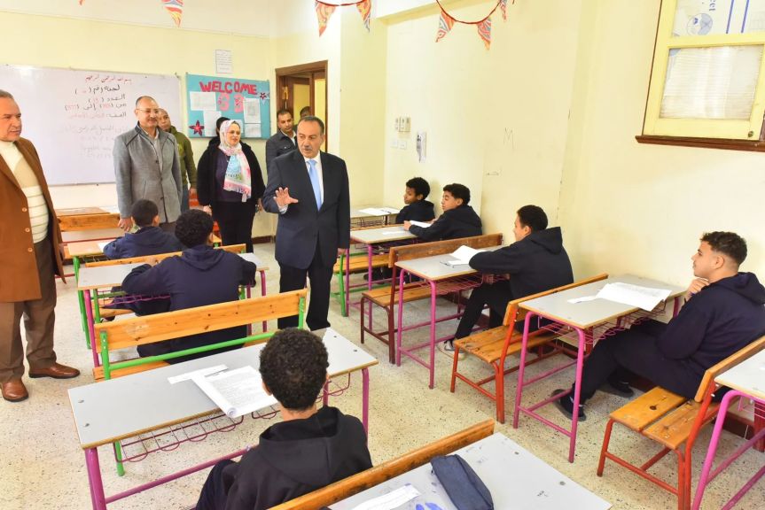 محافظ أسيوط يطمئن من داخل اللجان على انتظام امتحانات صفوف النقل ويوجه بتوفير بيئة آمنة ومريحة للطلاب