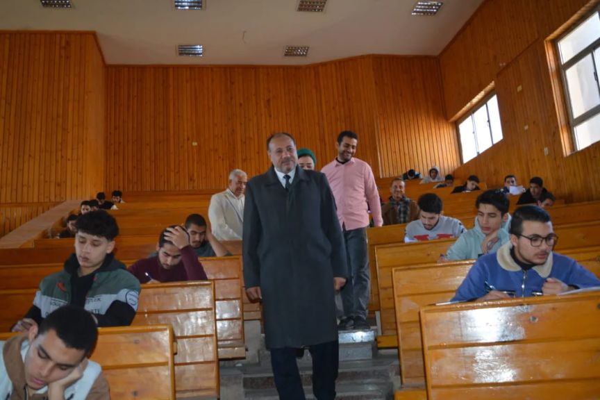 نائب رئيس جامعة الأزهر للوجه القبلي يتفقد امتحانات الفصل الدراسي الأول بكلية الطب البيطري بأسيوط