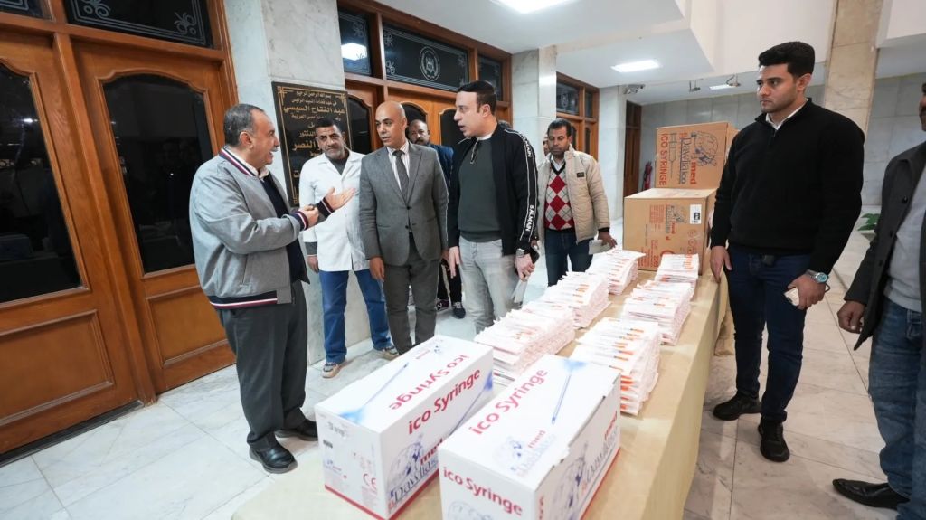 محافظ أسيوط يتسلم تبرعًا بـ20 ألف سرنجة دقيقة لدعم منظومة التأمين الصحي ورفع كفاءة الخدمات الطبية
