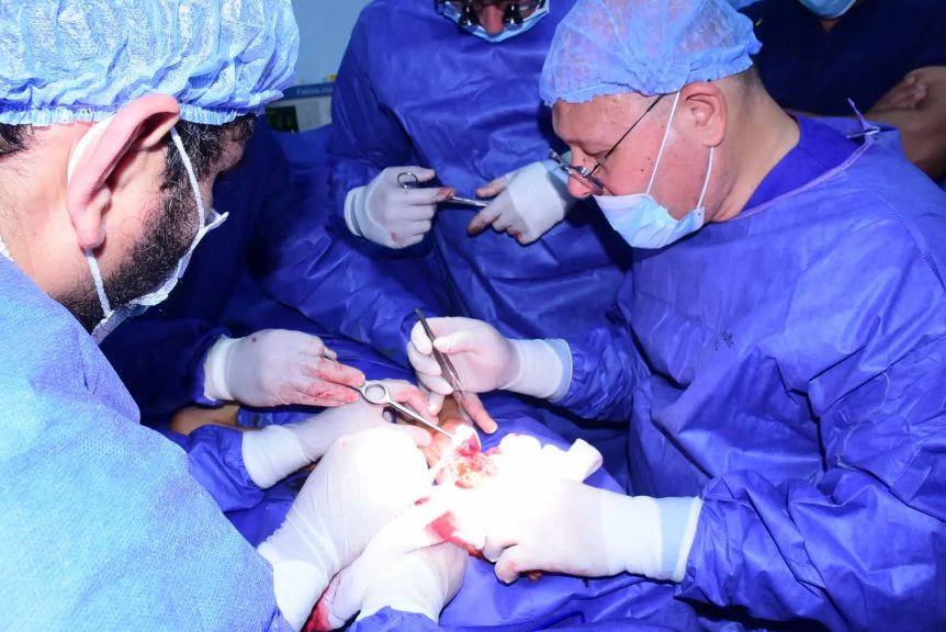 بقيادة رئيس جامعة سوهاج إجراء عملية جراحية دقيقة تنقذ طفلة الأربعة سنوات من ورم ليفي عصبي