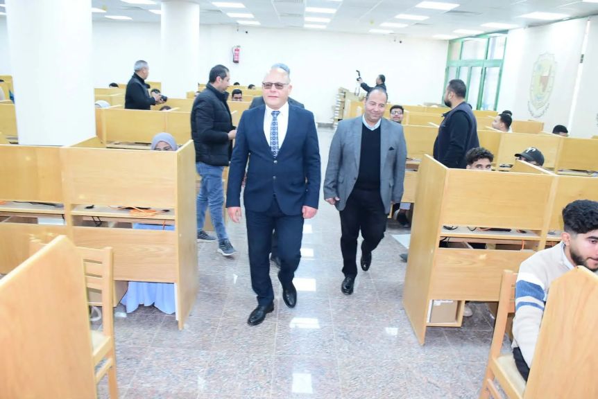 جولة تفقدية لرئيس جامعة سوهاج لامتحانات كلية طب وجراحة الفم والأسنان ويشيد بتميز وانضباط الطلاب