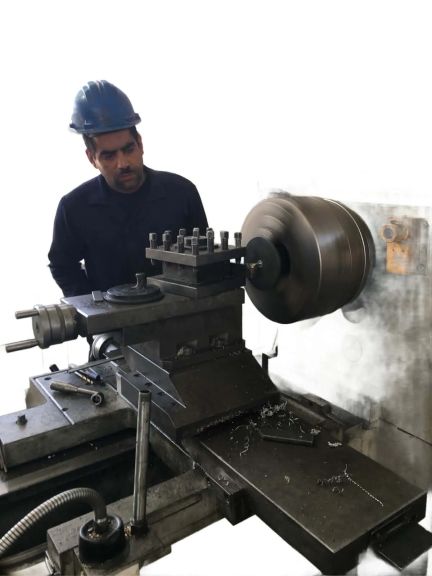 من الخردة خرّاط بمياه سوهاج يصنع منظمًا لأجهزة الكلور يوفر مائة ألف جنيه ورئيس الشركة يعمم التجربة على جميع المحطات