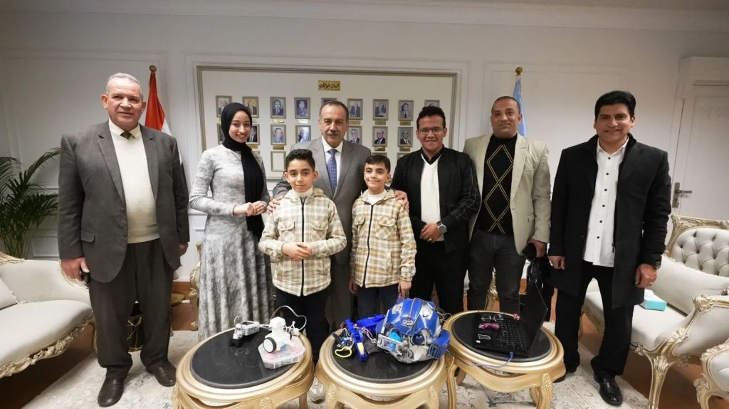 ”محافظ أسيوط” يستقبل مخترعى الخوذة الذكية من طلاب الأبتدائى ويكافئهما ويقرر ضمهما كأول أعضاء نادى الذكاء الأصطناعي