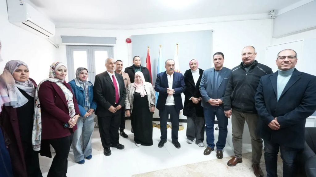 محافظ أسيوط يناقش مع إحدى الجمعيات التنموية إنشاء مأوى للكلاب الضالة وتشغيل معمل البان ودعم الحرف التراثية