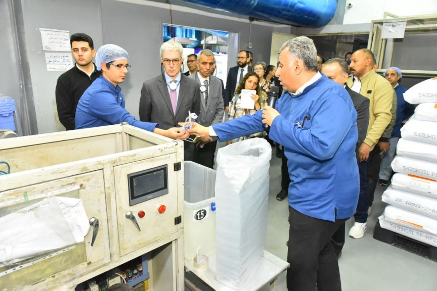 محافظ أسيوط يستكمل جولاته مع وفد الأتحاد الأوربى يتفقد مصنع رائد للمستلزمات الطبية بعرب العوامر