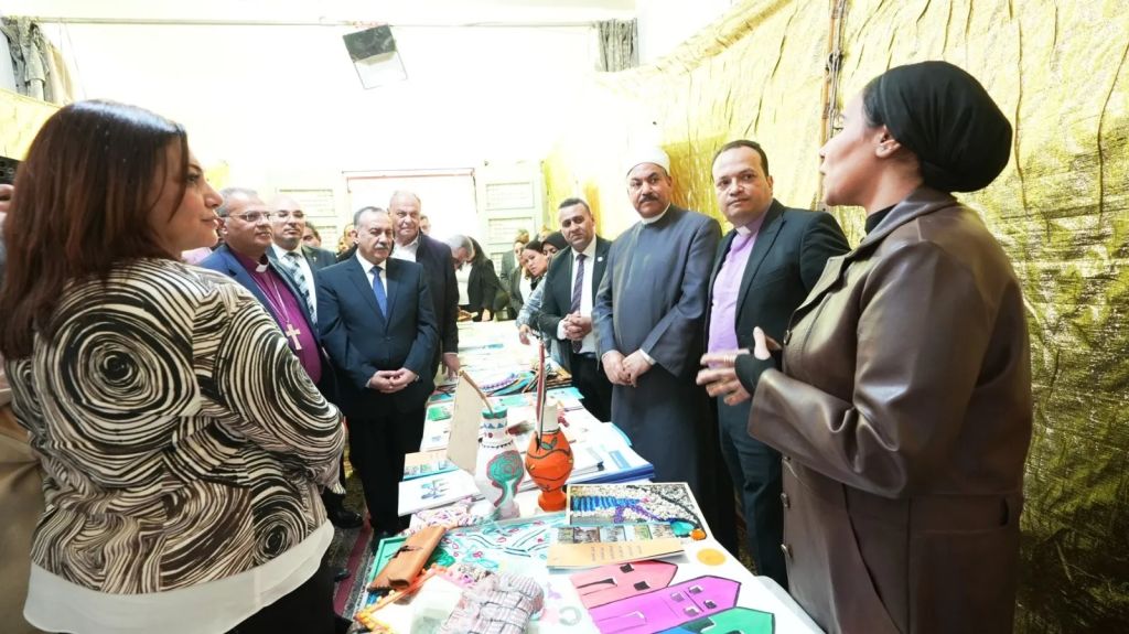 محافظ أسيوط ورئيس الطائفة الأنجيلية يفتتحان معرض إطسا وود للأثاث ويتفقدان معرض التنمية والمشروعات الصغيرة بنادى الشبان المسيحية