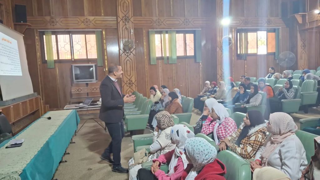 بمشاركة 80 شابا وفتاة محافظ أسيوط  ندوة توعوية حول كيفية الاستفادة من التكنولوجيا الحديثة لمواجهة تحديات العالم الرقمى والذكاء الأصطناى