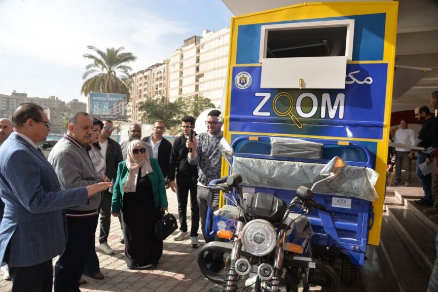 ”محافظ أسيوط ”يسلم مشروع مكتبة متنقلة لأحد شباب الخريجين