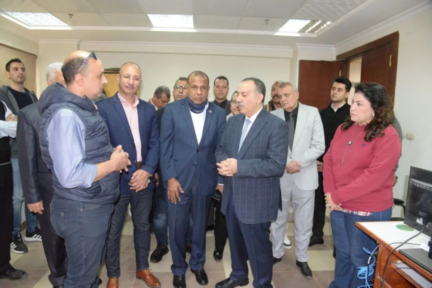 محافظ أسيوط يتفقد مركز الخدمات المميز بالغرفة التجارية ويتابع جاهزية قاعة التدريب
