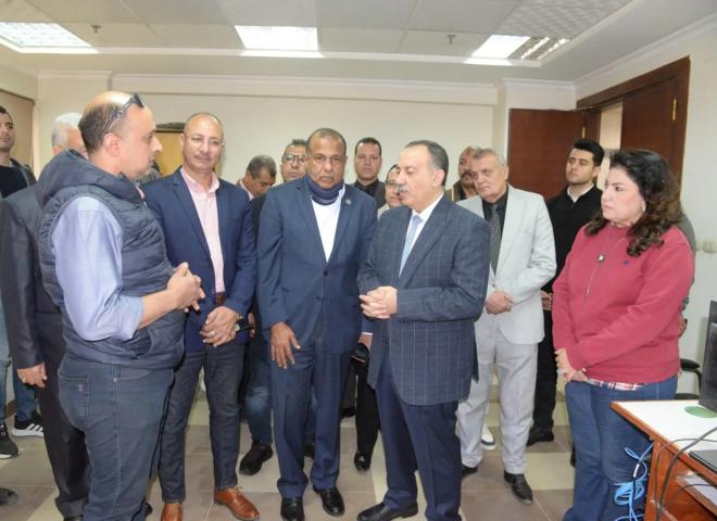 محافظ أسيوط يتفقد مركز الخدمات المميز بالغرفة التجارية ويتابع جاهزية قاعة التدريب