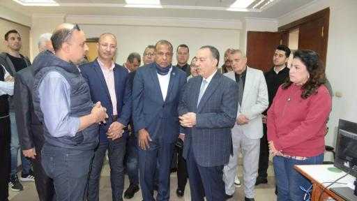 محافظ أسيوط يتفقد مركز الخدمات المميز بالغرفة التجارية ويتابع جاهزية قاعة التدريب